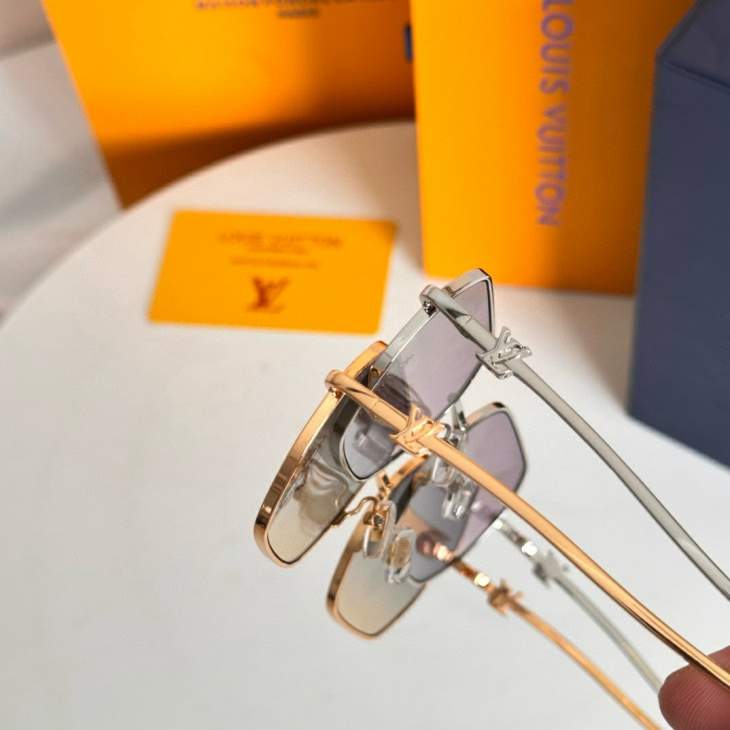 Picture of Louis Vuitton Sunglasses _SKUfw75179607fw